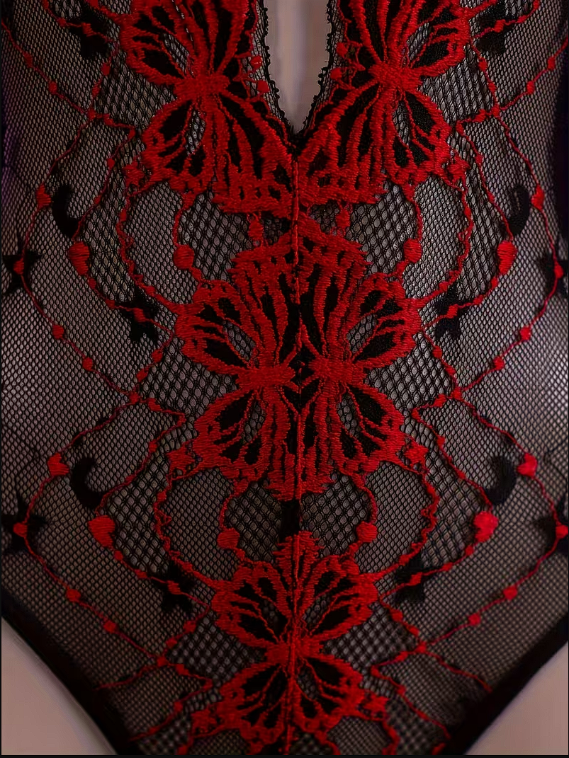 Body de Encaje Floral Transparente con Bordado Rojo y Negro